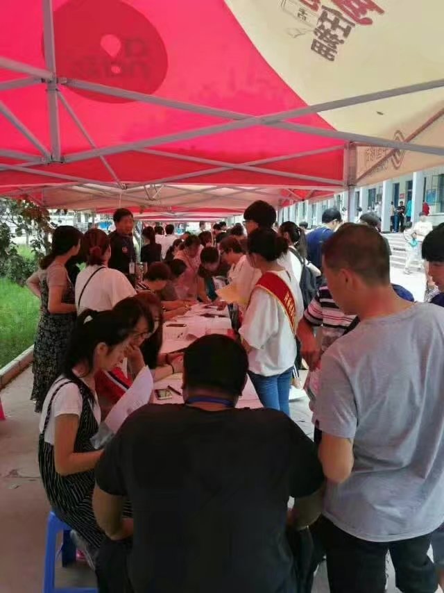 石家庄白求恩医学院迎新现场报道
