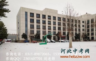 石家庄通用交通学校雪后宿舍楼.png