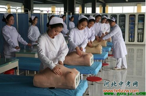 天使护士学校学生进行胎位检查训练