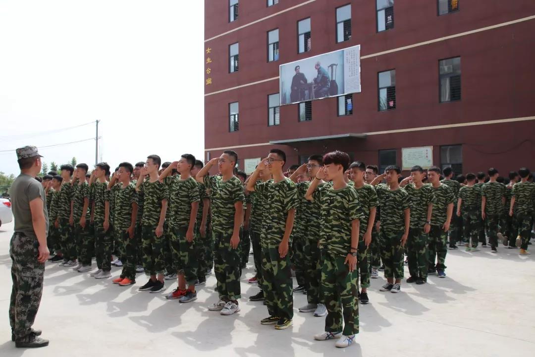 石家庄白求恩医学院站军姿.jpg