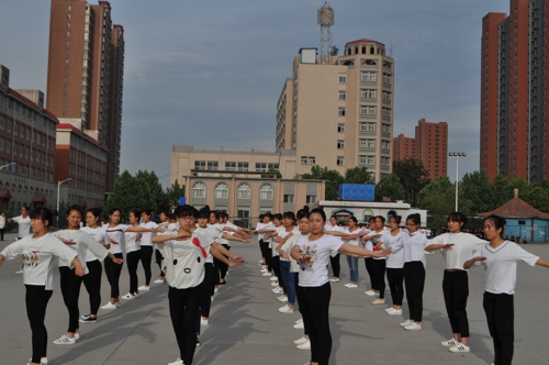 石家庄白求恩学生体操课.jpg