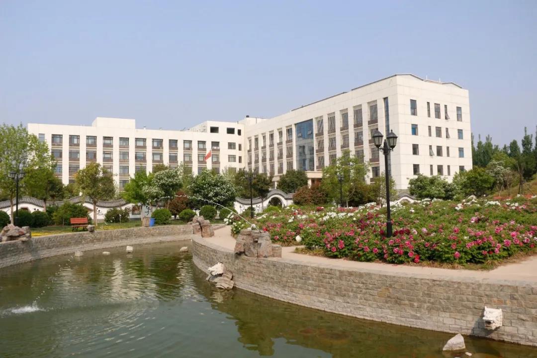 河北同仁医学院花园.jpg