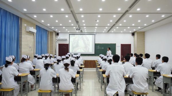 河北同仁医学中等专业学校学生上课中