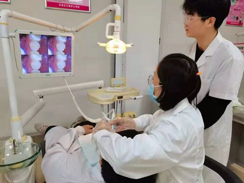 天使护士学校实训教师示范牙齿清洁手法 天使护士学校实训教师示范牙齿清洁手法