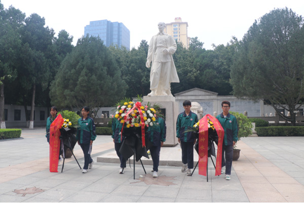 石家庄白求恩医学院学生向白求恩塑像献上花蓝.jpg